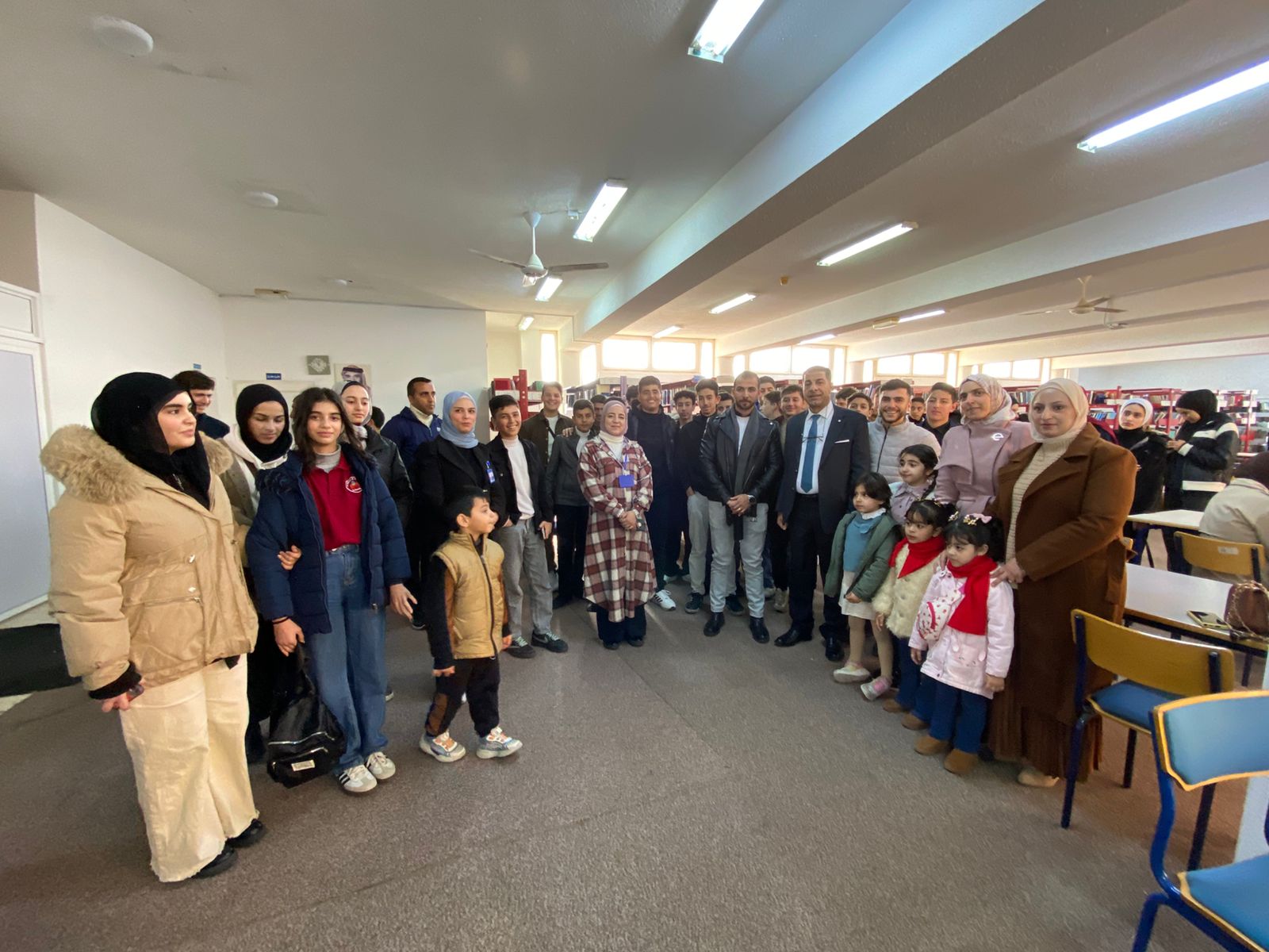 وفد طلابي من مدرسة الإدريسي النموذجية يَزور جامعة إربد الأهلية لاكتشاف آفاق التعليم الجامعي