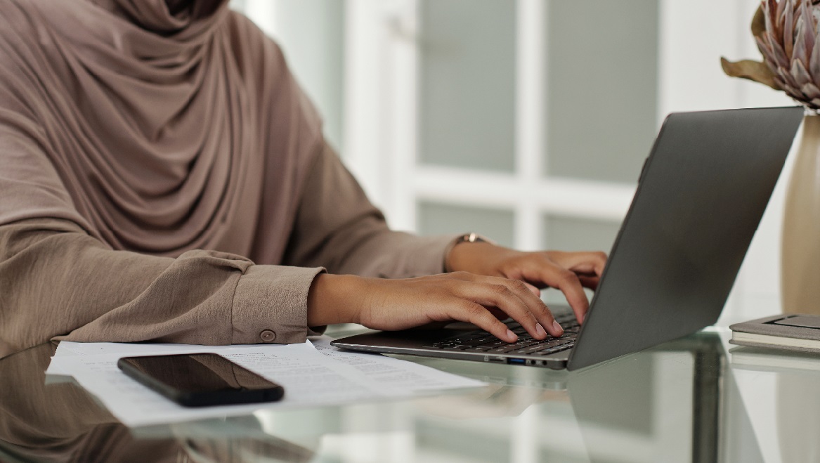 الأم العاملة في العيد ..  نموذج يحتذى في التحدي والإنجاز