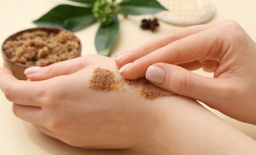 مقشرات السكر ..  وصفات منزلية لبشرة ناعمة وحريرية