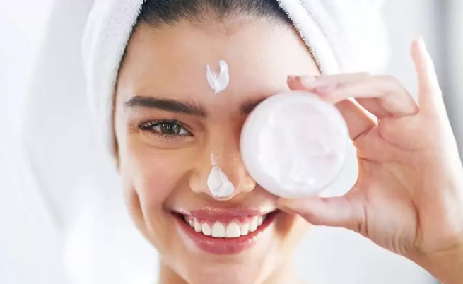 العناية بالبشرة خلال الصيام: الترطيب الذكي بالمستحضرات المناسبة