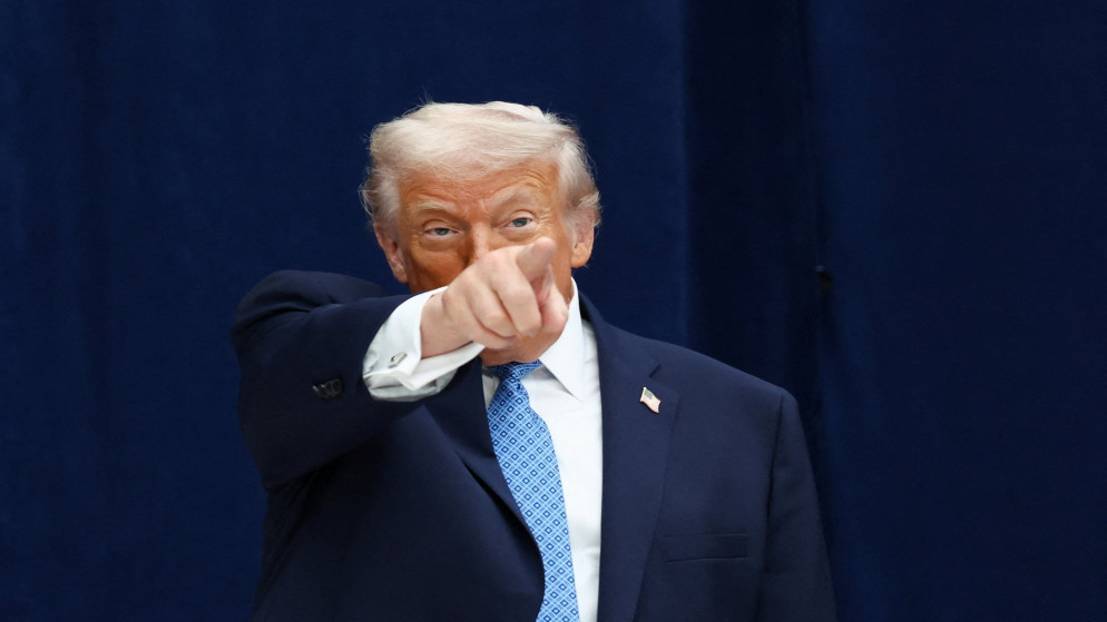 ترامب يهدد كندا برسوم جمركية بنسبة 100%