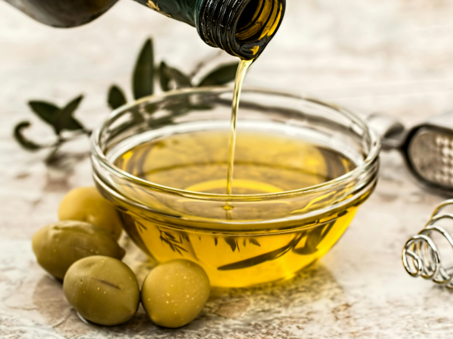 الغذاء والدواء تحذر من شراء زيت الزيتون المستورد من صفحات غير معتمدة 