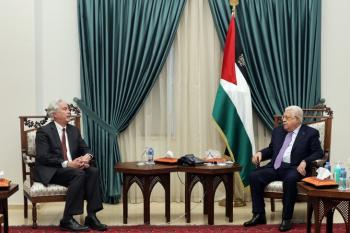 عباس يستقبل مدير المخابرات الأميركية