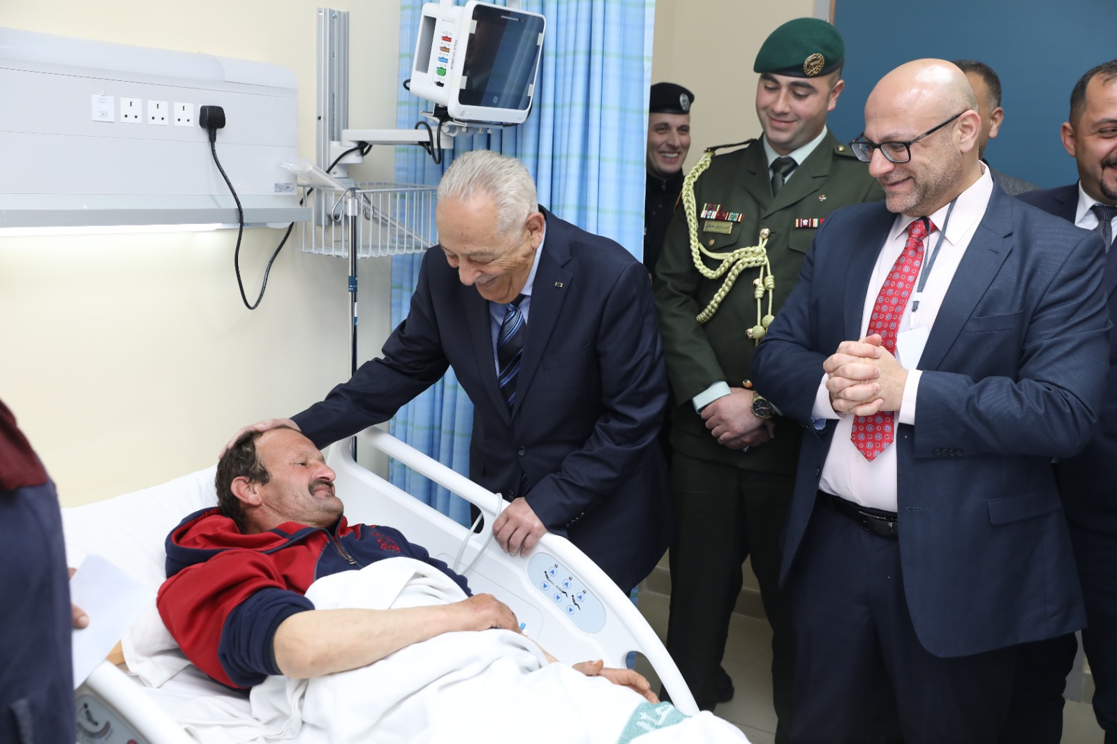 بتوجيهات ملكية ..  العيسوي يطمئن على مواطن اصيب بشظايا صاروخ