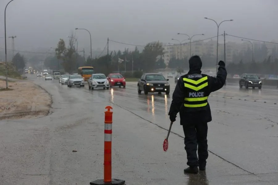 6 إصابات بحادثي تدهور وتحذيرات من الانزلاق على الطرق