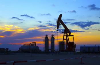 النفط يرتفع قبيل صدور تقارير شهرية عن توقعات الطلب على الخام