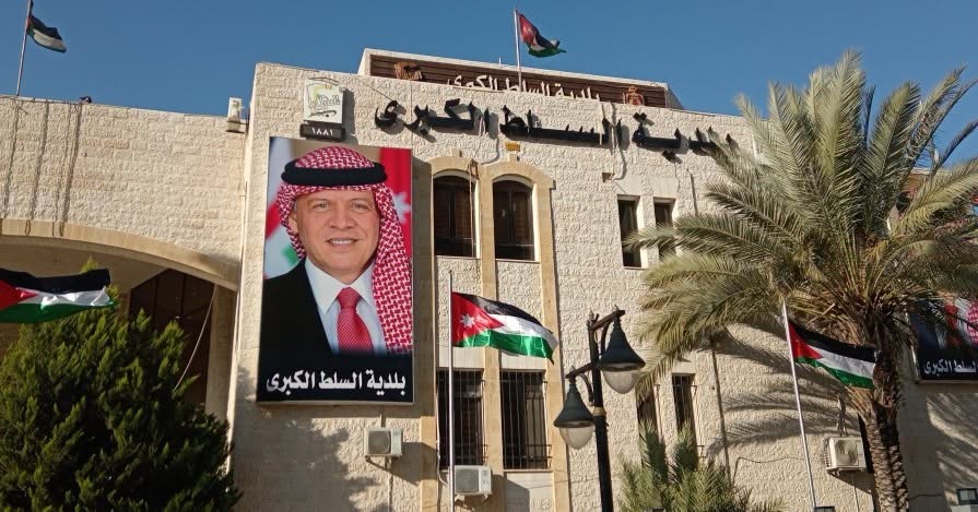 بلدية السلط تعلن عن تنفيذ أعمال تخطيط ودهان للشوارع وسط المدينة