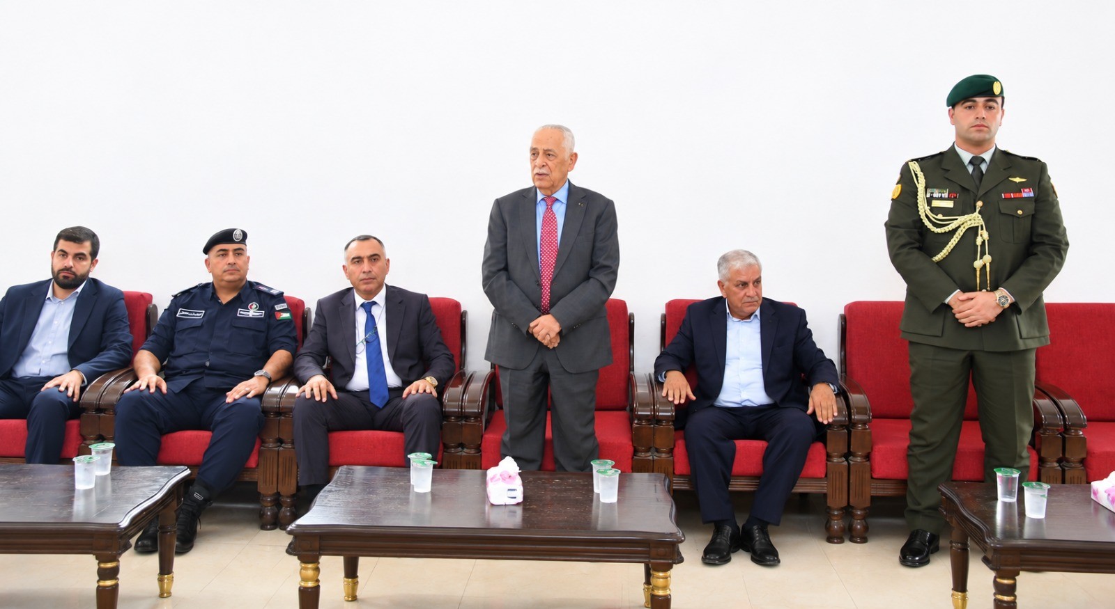 مندوبا عن الملك وولي العهد ..  العيسوي يعزي عشيرتي الخوالدة والمرازيق
