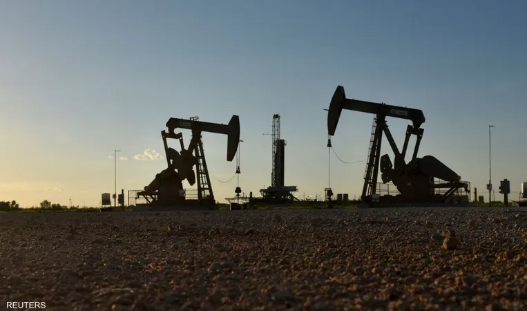 النفط يترنح بين آمال تعافي الطلب ومخاوف بقاء الفائدة مرتفعة