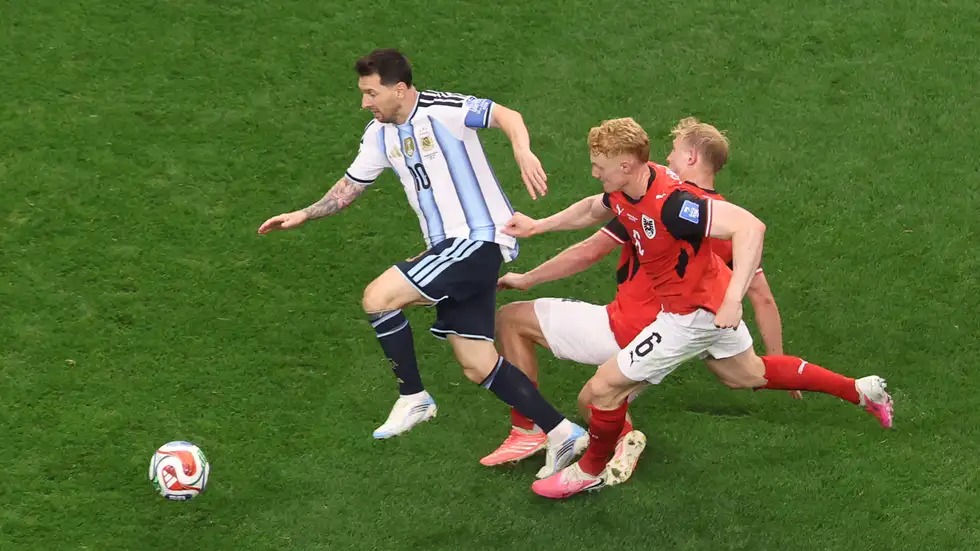 الأرجنتين تحجز مقعدها في الدور الثاني بالفوز على النمسا
