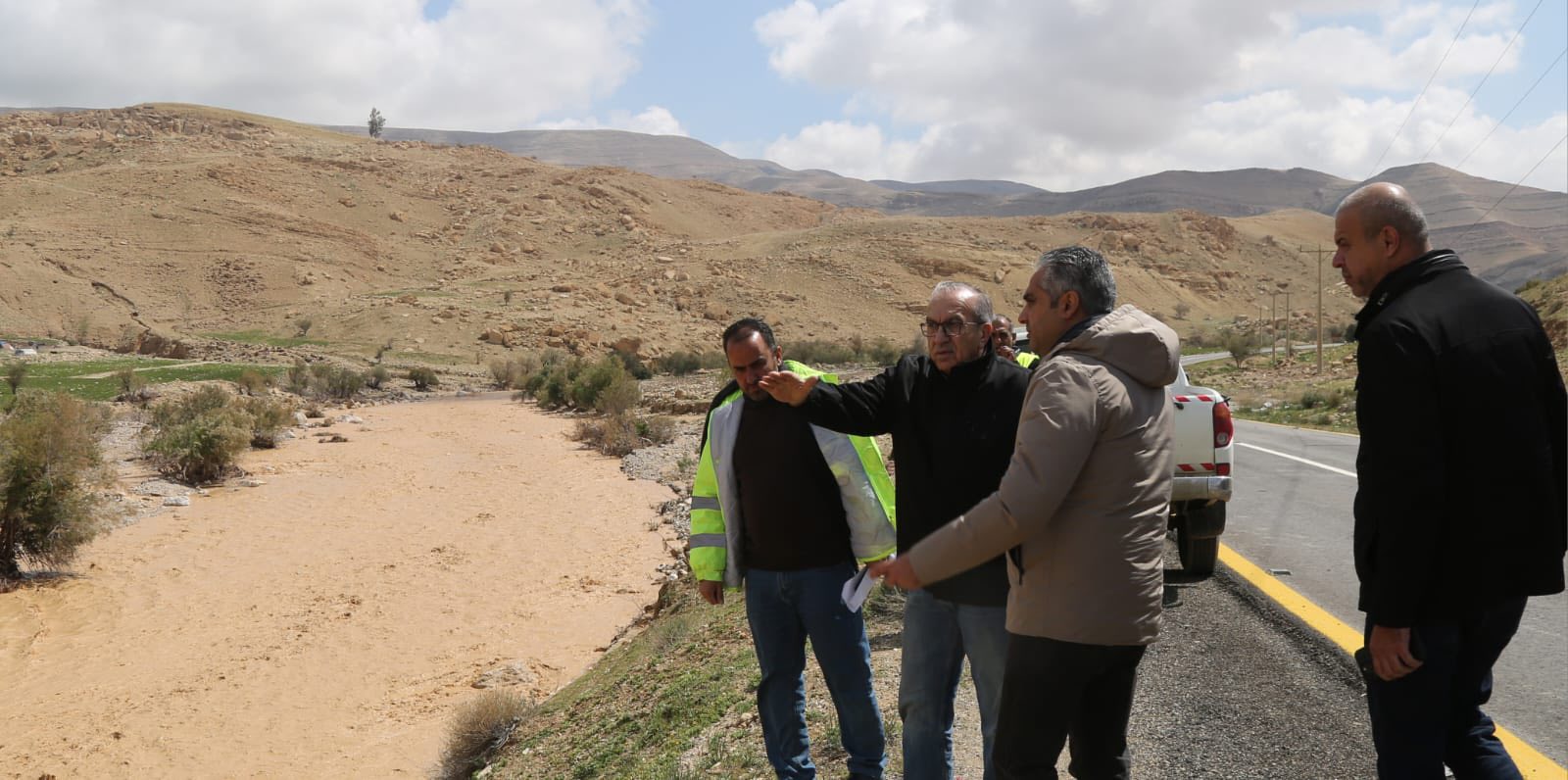 أبو السمن: بدء معالجة طرق تضررت في المنخفض فورًا 