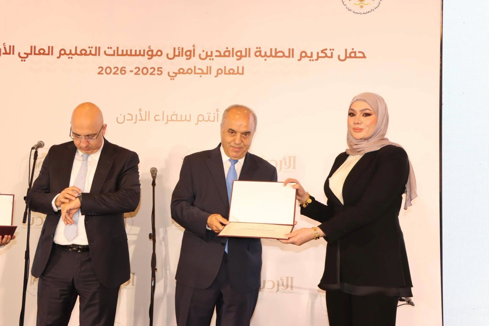 محافظة يكرم طالبة الشرق الأوسط تيجان اللهيبي 