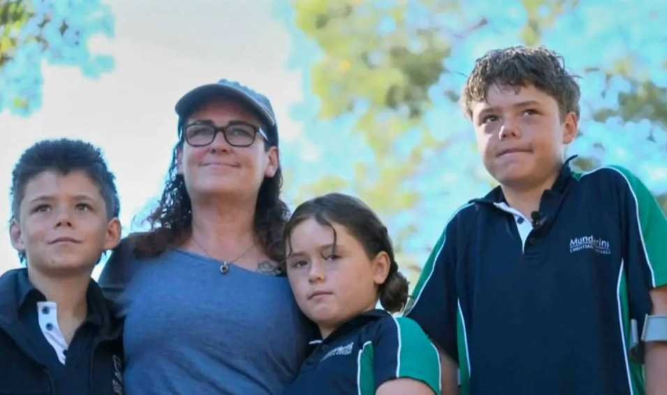 مراهق أسترالي يسبح 4 ساعات في عرض البحر لإنقاذ عائلته