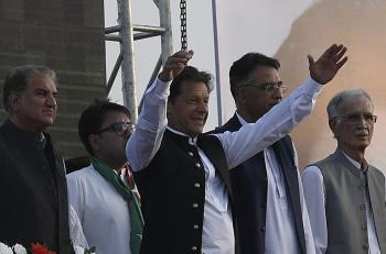 عمران خان يمهل الحكومة الباكستانية 6 أيام لإجراء انتخابات جديدة