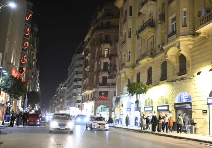 مصر تخفف إجراءات الإغلاق المبكر حتى نهاية نيسان 