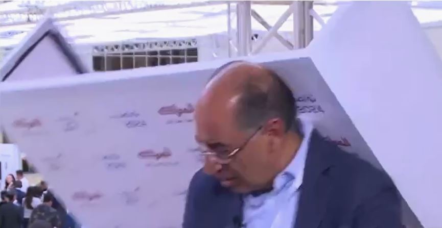 على الهواء مباشرة ..  لوحة تسقط على رأس وزير اسبق خلال لقاء تلفزيوني