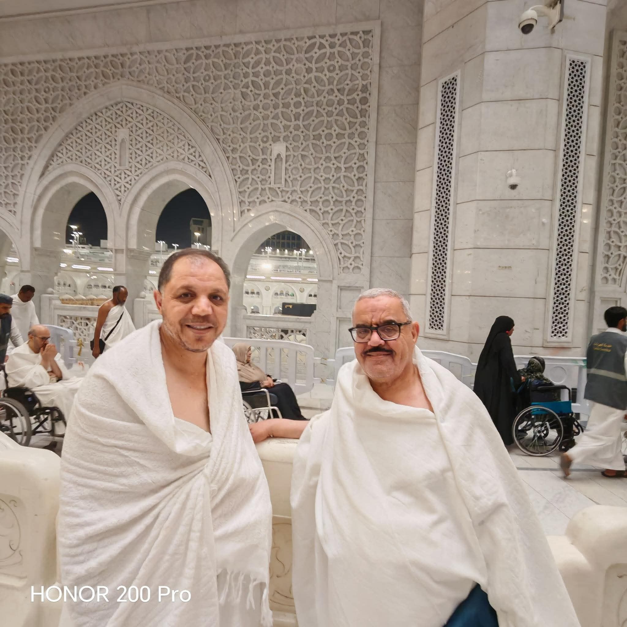 الماضي والخضير يؤديان مناسك العمرة 