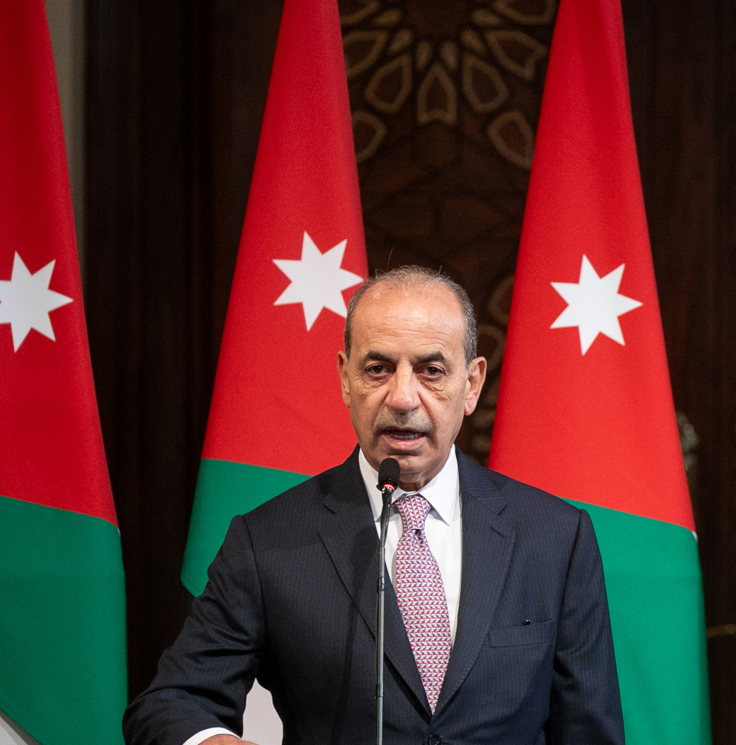 وزير الإدارة المحلية: يوم العلم وقفة اعتزاز براية تختزل مسيرة المجد 