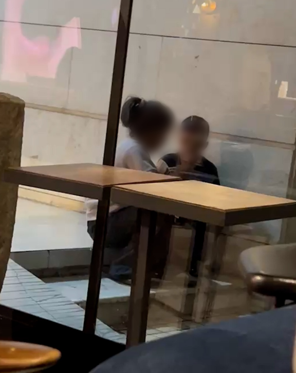 أطفال يتسولون في دابوق ..  ومركبة توزعهم يوميا