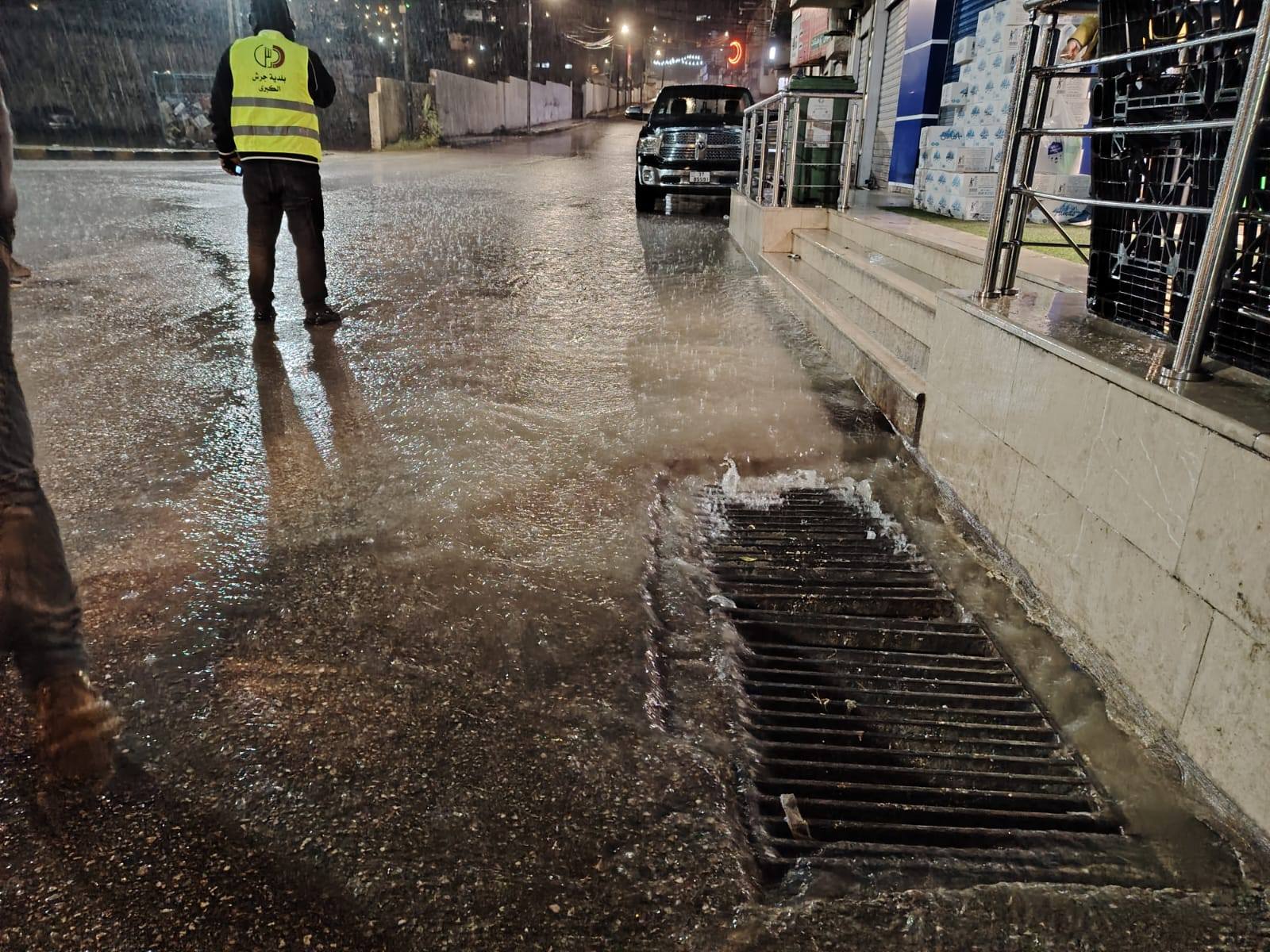 كوادر بلدية جرش تتعامل مع ملاحظات لتجمع المياه