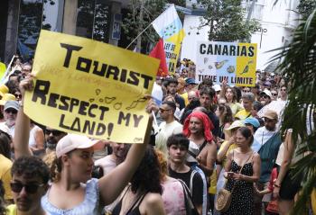 مظاهرة حاشدة في الكناري احتجاجاً على «السياحة المفرطة»