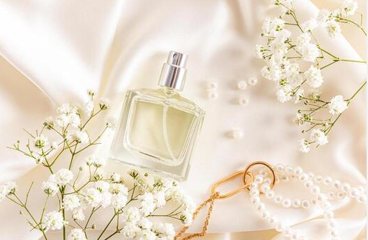 لا تتخلصي من آخر قطرات عطرك ..  استخدامات جمالية مبتكرة ستفاجئك