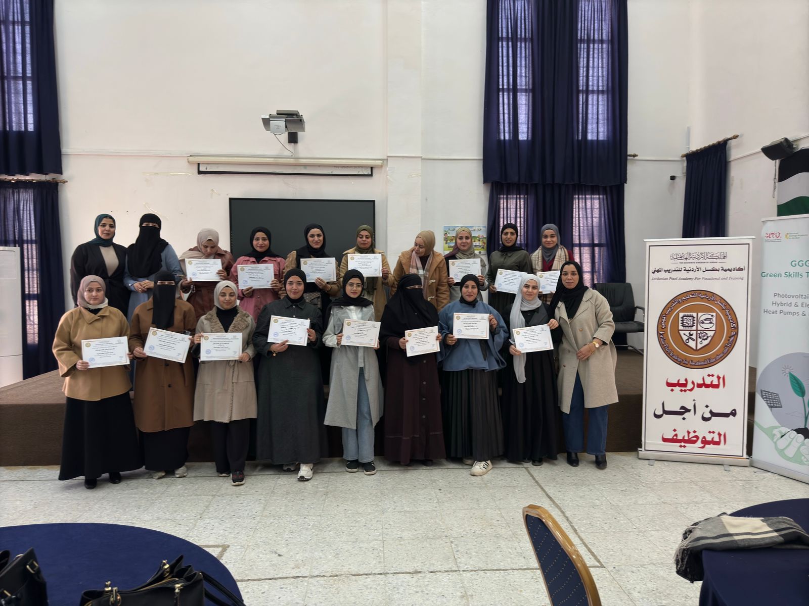 مركز شابات دير أبي سعيد يختتم برنامج تصميم الأنظمة الكهروضوئية