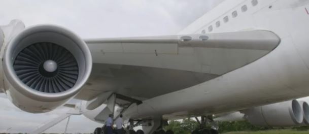 ماذا حدث لشاب تشبث بمعدات هبوط الطائرة ؟