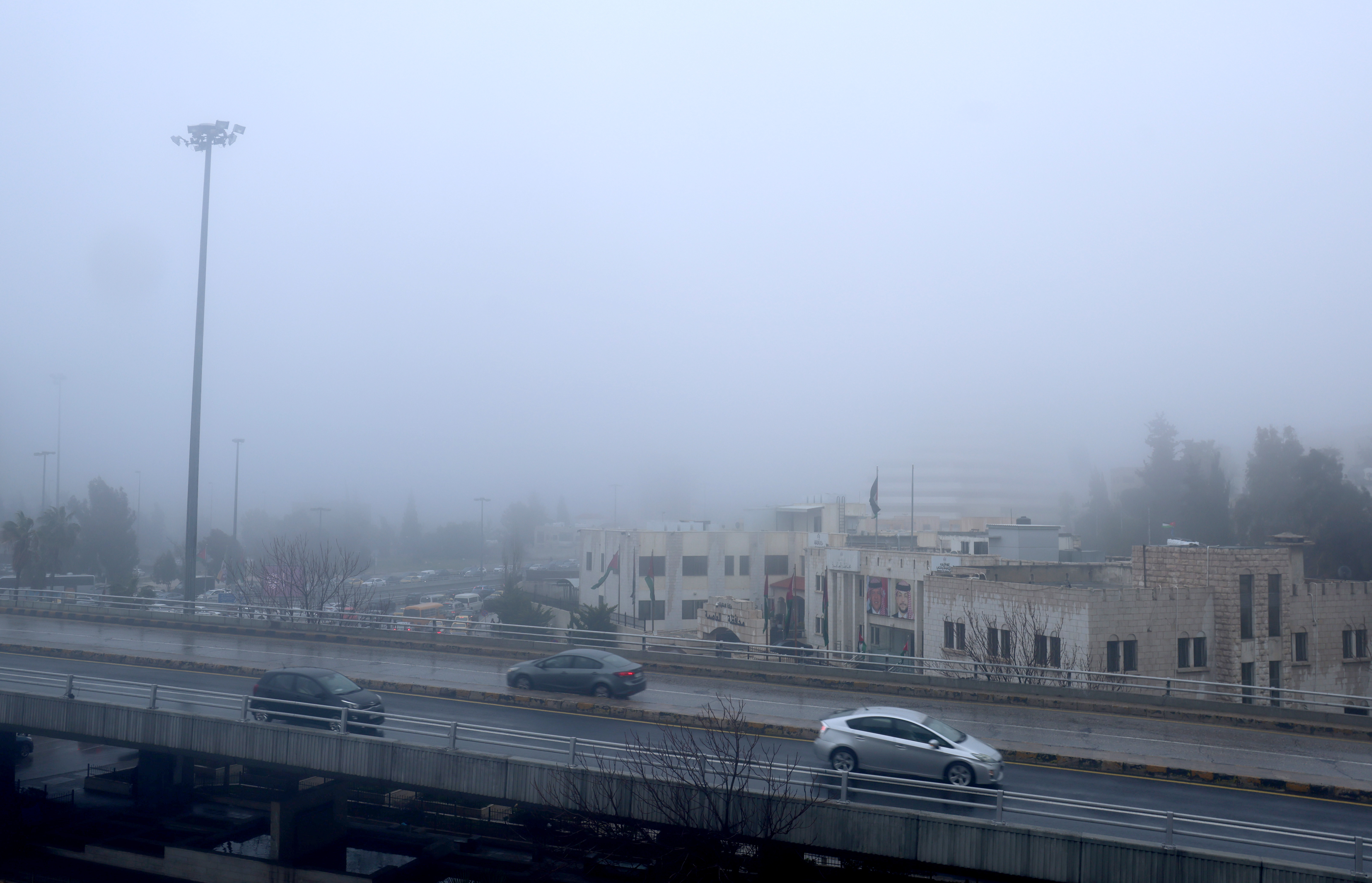 أمطار خفيفة إلى متوسطة في مناطق متفرقة