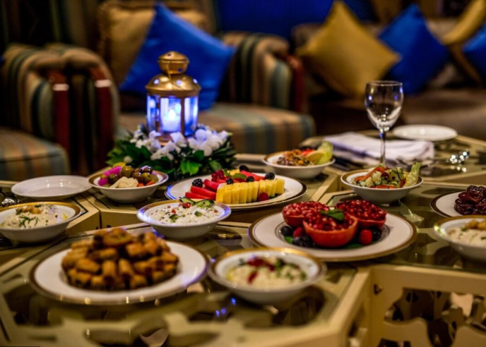 الإفطارات الجماعية في رمضان ..  قصص من المحبة والإخاء تجمع القلوب حول المائدة 