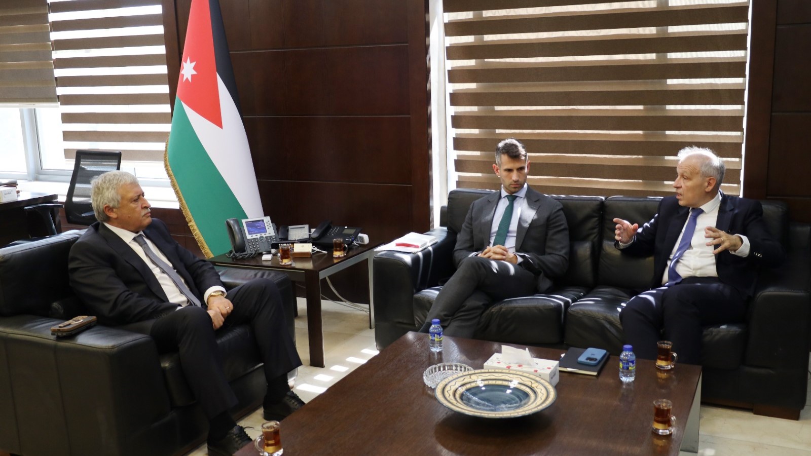 القطامين يناقش خطط تطوير مطار الملكة علياء