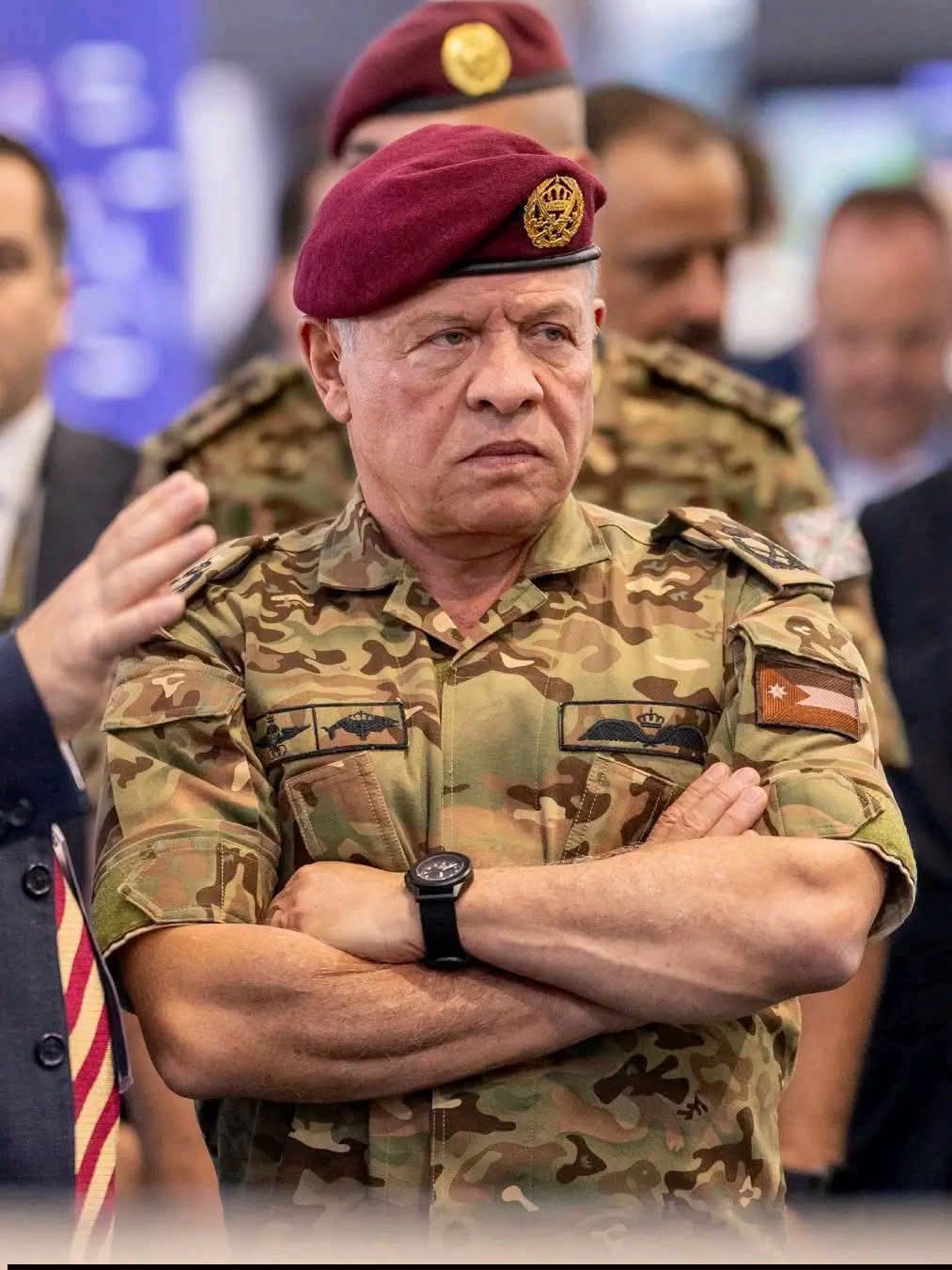 عينٌ تدمع حزنًا على المصابين، وعينٌ يغمرها الغضب على كل من أراد بالأردن شرًّا
