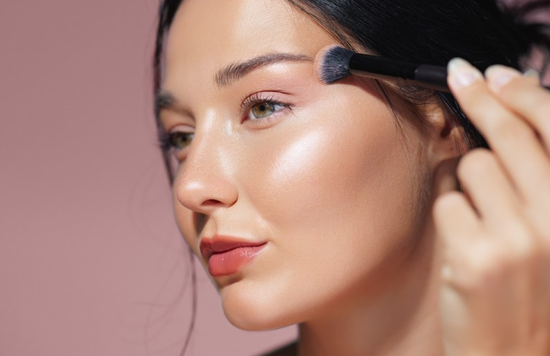 بريق الاحتفالات يبدأ من البشرة ..  الهايلايتر سر الإشراقة المثالية