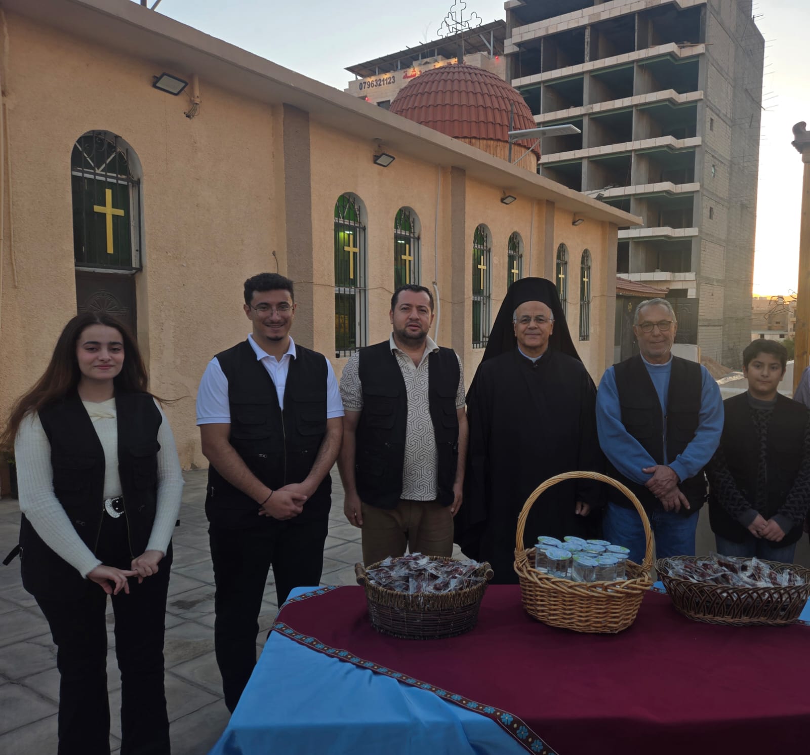 كنيسة الروم الكاثوليك توزع التمر والماء على الصائمين في العقبة 