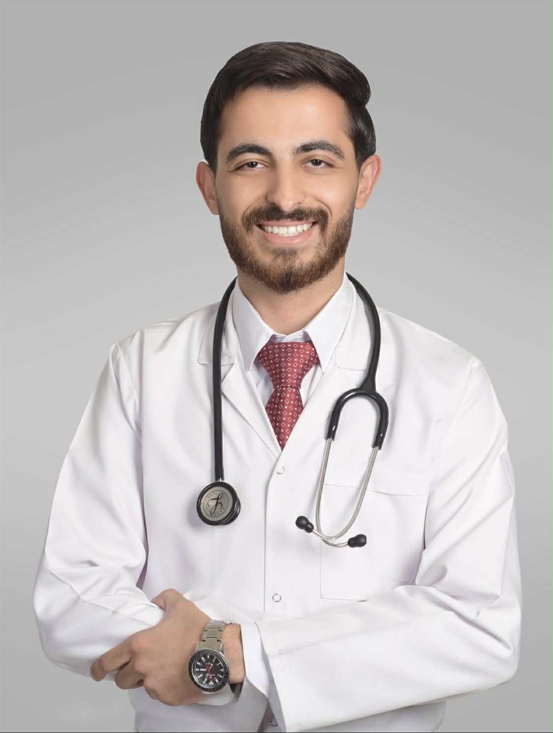 د. محمد أبوعليم ..  مبارك شهادة الطب بتقدير امتياز