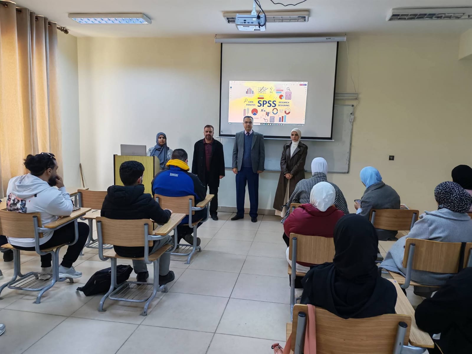 جانب من ورشة التحليل الإحصائي باستخدام برنامج SPSS في جامعة عجلون الوطنية 