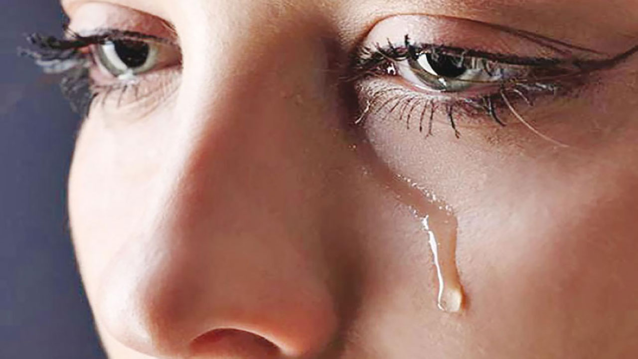 Девушка плачет. Девушка со слезами на глазах. Глаз со слезой. Слёзы на щеках. Почему бегут слезы