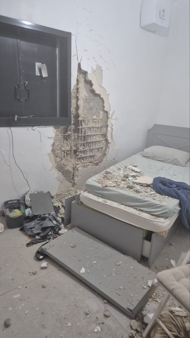 أضرار جراء سقوط رؤوس صواريخ إيرانية متفجرة في تل أبيب 