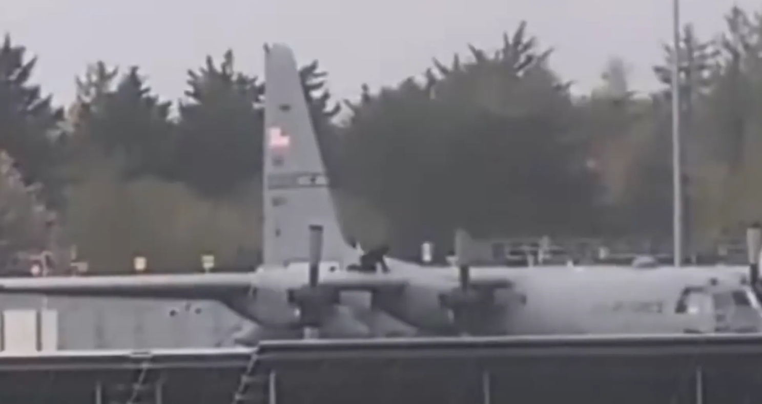 فيديو ..  رجل يخرب طائرة عسكرية أميركية في أيرلندا بآلة حادة