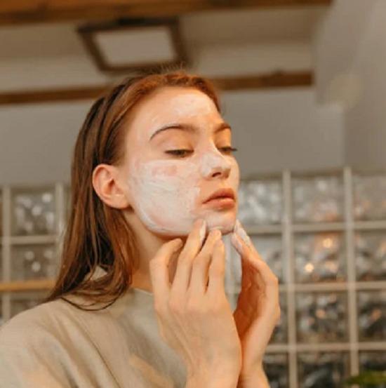 5 وصفات طبيعية لشد البشرة وتعزيز نضارتها ..  هتخليكى تبانى أصغر