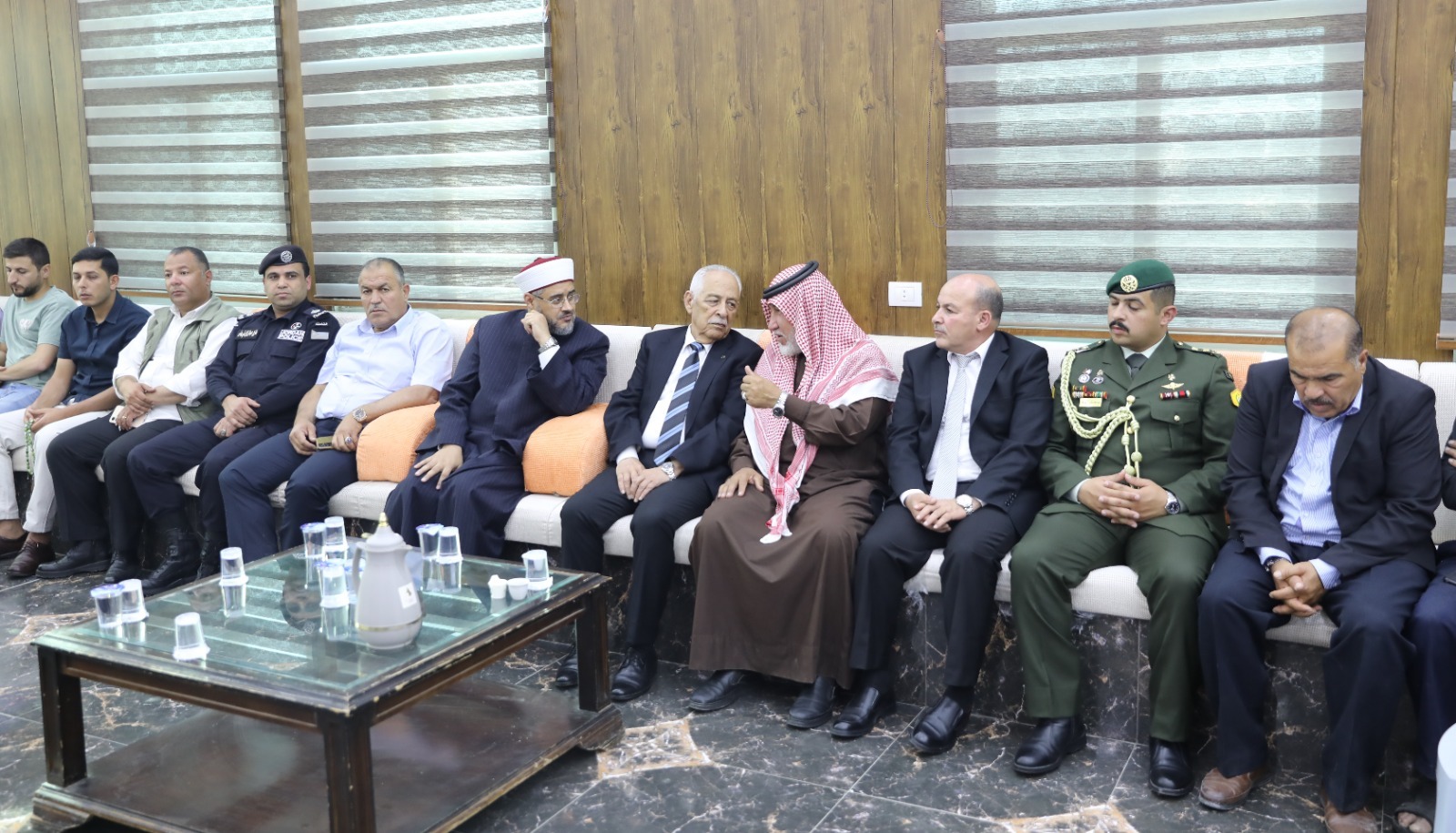 مندوبا عن الملك وولي العهد ..  العيسوي يعزي عشائر العنزة والطوالبة والعمري
