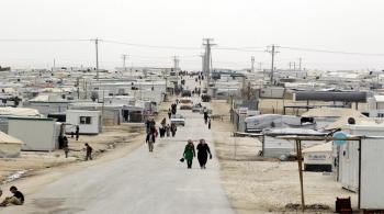 نقل عائلة سورية لاجئة لاحد مراكز الايواء في مخيم الزعتري