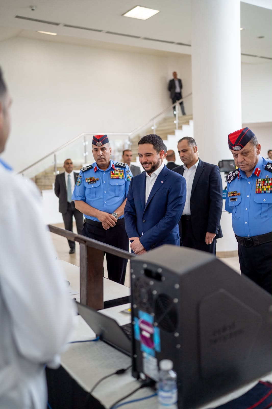 نائب الملك يزور إدارة المختبرات والأدلة الجرمية