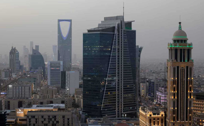 السعودية: توقف العمليات التشغيلية في عدد من منشآت الطاقة نتيجة استهدافها 