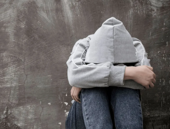 خبراء: مدمن المخدرات شخص مريض يحتاج إلى علاج لاستعادة حياته الطبيعية 