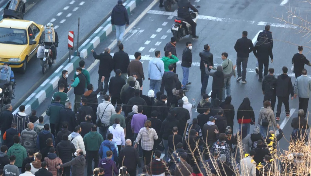 واشنطن تدعو رعاياها إلى مغادرة إيران فوراً