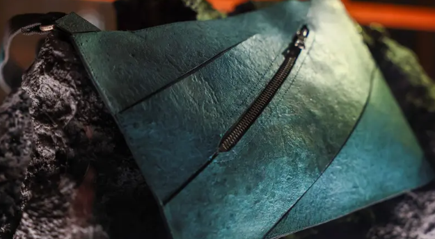 حقيبة يد مصنعة من كولاجين الديناصورات