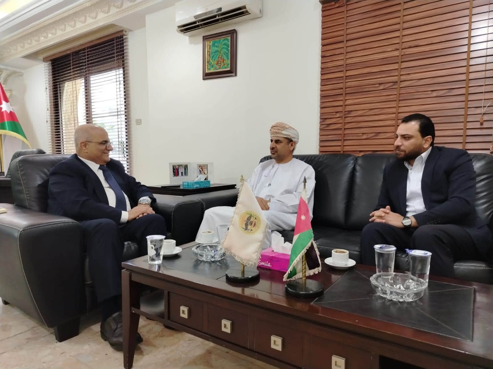 نقيب الصحفيين يبحث ومسؤولاً عُمانيا تعزيز التعاون الإعلامي المشترك