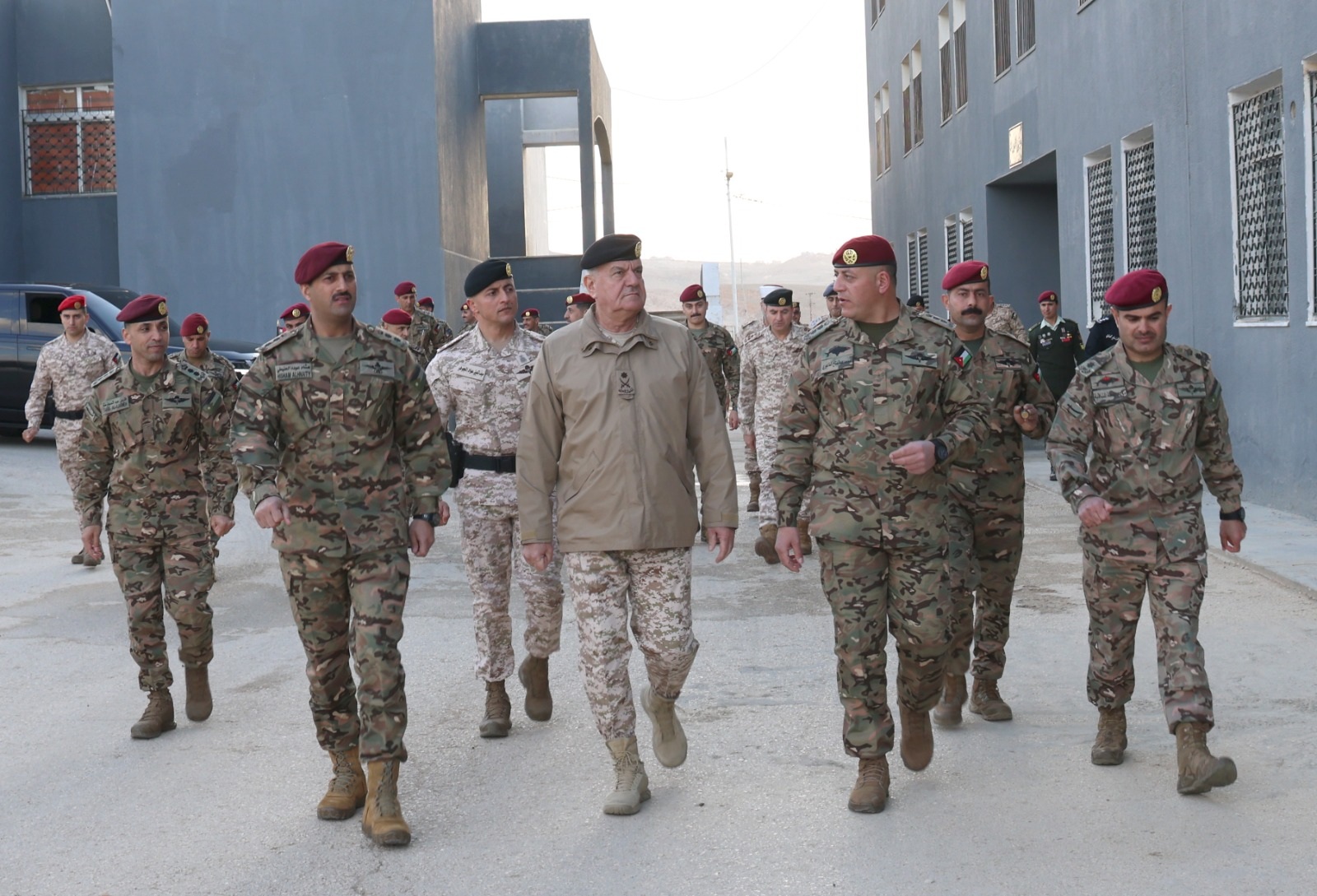 الحنيطي يزور مدرسة القوات الخاصة و يشارك كتيبة الصاعقة والمظليين وجبة الافطار