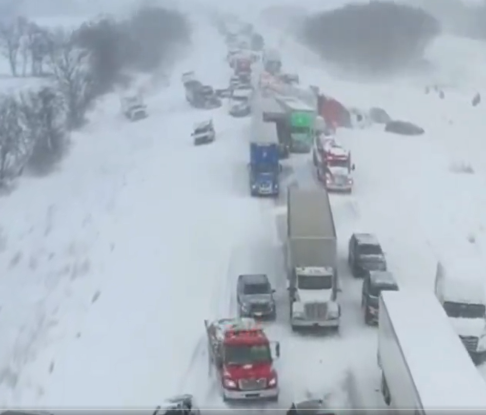 حادث تصادم بين أكثر من 100 سيارة وشاحنة في ميشيغان الأمريكية  